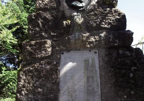 stele-charles-flahaut-de-larboretum-de-lhort-de-dieu.jpg.800x800_q85_watermark-d41d8cd98f00b204e9800998ecf8427e.jpg