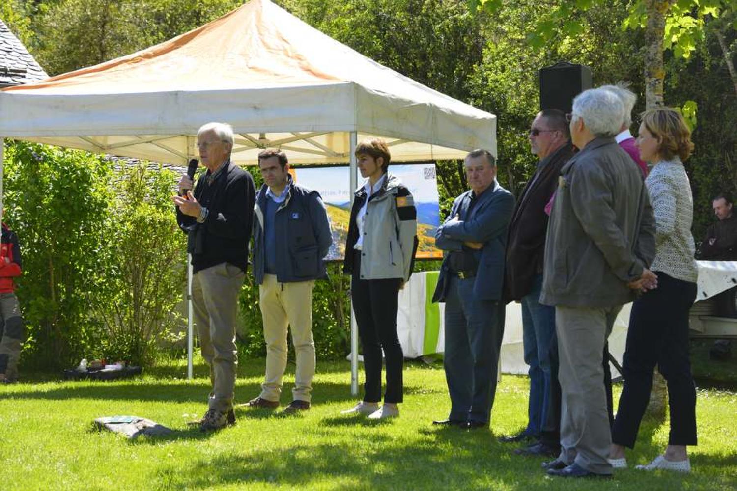 michel_terrasse_administrateur_de_la_lpo_presente_au_public_le_projet_de_reintroduction_du_gypaete_barbu_dans_les_grans_causses_c_francois_berthemy.jpg