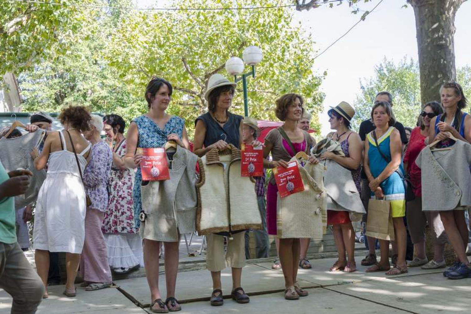 les_trois_laureates_du_concours_de_creation_textile_reinventez_le_gilet_de_berger_c_olivier_prohin_pnc.jpg